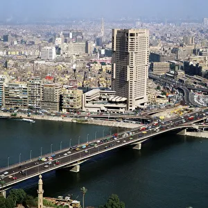 Blick vom Kairo Turm auf der Nilinsel Gezira in Richtung Nordosten mit dem Hotelturm des Ramses Hilton und der Brücke