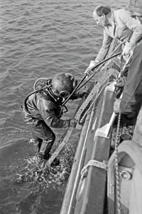 Un plongeur de bouées dans leau, Emden, Basse-Saxe, Allemagne, 1950.