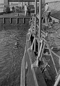 Botes de salvamento en el agua, Emden, Baja Sajonia, Alemania, 1950.