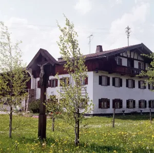 Strommast Stampe: Haus in Bayern
