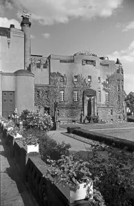 Promenade dans la ville de Cottbus, ici le théâtre municipal, Allemagne années 1930.