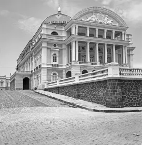 Drucke von Ein Blick in die Vergangenheit: Das Brasilien Theater von Manaus, ein Ort der Kultur und des Unterhalts im Jahr 1966 Hanna Seidel Drucke: Das Brasilien Theater in Manaus, Brasilien 1966