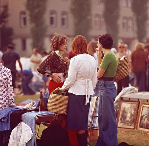 Deutschland, München, junge Leute auf dem Flohmarkt in München
