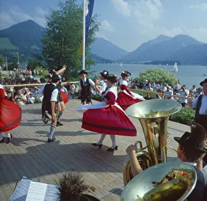 Deutschland, Schliersee, Schuhplattler in Schliersee, herrlicher Blick auf See und Berge