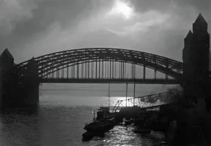 Eisenbahnbrucke Prints: Köln