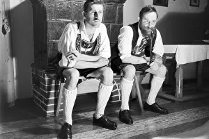 Due uomini di Bad Tölz indossano una tradizionale Tracht con Lederhosen, Germania anni 1930.