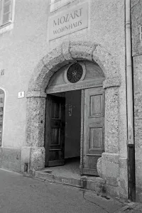 Landeshauptstadt Prints: Eingang Mozarts Wohnhaus