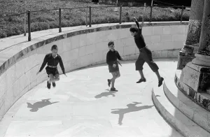 Italie En 1953 Par Le Photographe Leica Erich Andres Impressions: Enfants jouant dans la ville de Florence, Italie en 1954.