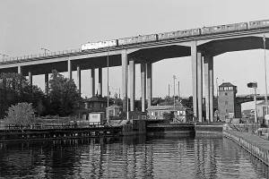 Eisenbahnbrucke Drucke: Hafenrundfahrt in Stockholm