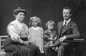 Prints of Eine Familie mit zwei Kindern beim Fotografen, Deutschland 1910er Jahre. A family with two children at the photographer, Germany 1910s Jakob Volk Prints: Familienfoto