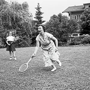 Tennistavolo allaperto in un giardino, Germania 1957