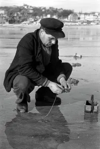 Un pescatore sulla costa