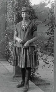 Prints of Porträt eines Mädchens beim Fotografen, Deutschland 1900er, 1910er, 1920er Jahre. Portrait of a girl at the photograpfer, Germany 1900s, 1910s, 1920s Jakob Volk Prints: Fotostudio