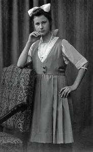 Prints of Porträt eines Mädchens beim Fotografen, Deutschland 1900er, 1910er, 1920er Jahre. Portrait of a girl at the photograpfer, Germany 1900s, 1910s, 1920s Jakob Volk Prints: Fotostudio