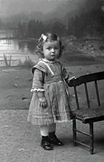 Prints of Porträt eines Kleinkinds beim Fotografen, Deutschland 1900er Jahre. Portrait of a toddler at the photographer, Germany 1900s Jakob Volk Prints: Fotostudio