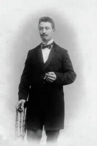 Prints of Porträt eines Mannes beim Fotografen, Deutschland 1900er Jahre. Portrait of a man at the photographer, Germany 1900s Jakob Volk Prints: Fotostudio