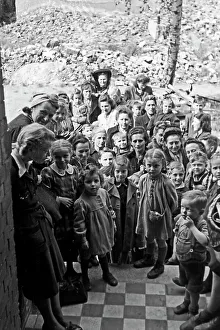 Les aînés et les enfants attendent la distribution de nourriture devant lentrée dune institution caritative à Francfort-sur-lOder, Allemagne 1948