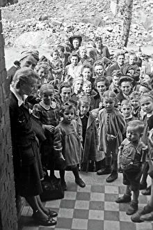 Ancianos y niños esperan la alimentación frente a la entrada de una estación benéfica en Frankfurt del Oder, Alemania 1948.