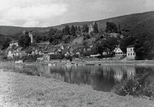 Prints of Ferienfahrt durch fränkische Städte in den 1920er Jahren, hier: in Neckarsteinach. Holiday trip through Franconian towns in the 1920s, here: in Neckarsteinach Jakob Volk Prints: Fränkische Städte