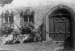 Prints of Ferienfahrt durch fränkische Städte in den 1920er Jahren, hier: Eingangstür in Dinkelsbühl. Holiday trip through Franconian towns in the 1920s, here: Entrance door in Dinkelsbühl Jakob Volk Prints: Fränkische Städte