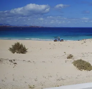 Fuerteventura, Auto am Sandstrand