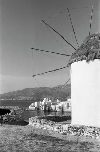 Vista su una tipica città costiera greca con mulino a vento, Grecia anni 50.