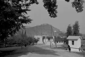 Niños jugando en un paso a nivel, Grecia, 1950s.