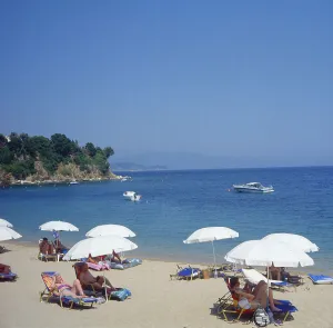 Griechenland, Sporaden, Insel Skiathos, südlich von Skiáthos-Stadt, Achladies Strand, Bucht, Meer, Sonnenschirme, Touristen