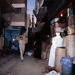 Händler treffen sich in den Gassen im Chan el Chalili Bazar in Kairo