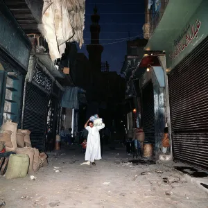 Händler treffen sich in den Gassen im Chan el Chalili Bazar in Kairo