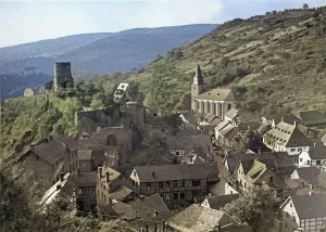 Blick auf die Kleinstadt Heimbach in der Eifel mit der Kirche St. Clemens rechts, Deutschland 1930er Jahre