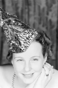 Retrato de la princesa del carnaval en Mainz 1938, con motivo del centenario de la asociación local principal del carnaval, en casa en Nieder-Olm.