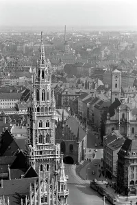 Dacher Prints: Historische Gebäude und Sehenswürdigkeiten in der Münchener Altstadt