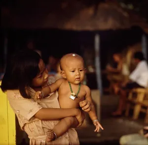 Bali Impressions: Bali, Taipeh, Kind mit Kleinstkind auf dem Arm