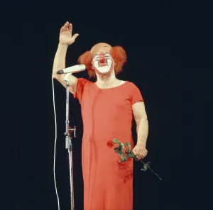 Akrobat Stampe: Charlie Rivel mit Rose vor Microphon