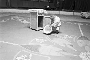 Un mono en el ring de un circo en Karlsbad, Alemania 1930.