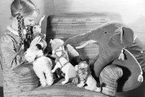 Lion Prints: Kind mit Liegnitzer Bomben und Stofftieren