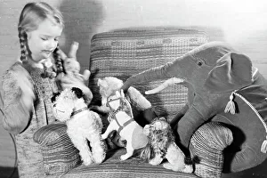 Lion Prints: Kind mit Liegnitzer Bomben und Stofftieren