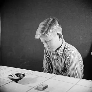 Un ragazzo curioso prova la sua prima sigaretta, Germania anni 40.