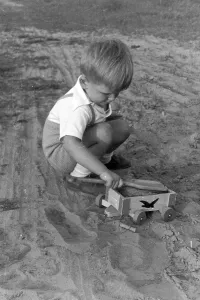Un Bambino gioca in Germania negli Anni 30.