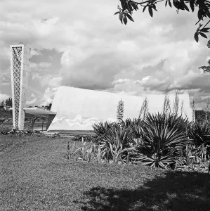 Drucke von Ein atemberaubendes Bild der Brasilien Kirche Heiliger Franz von Assisi aus dem Jahr 1966, das die Architektur und Atmosphäre dieser beeindruckenden Kirche in Brasilien einfängt Hanna Seidel Drucke: Kirche des Heiligen Franz von Assisi in Brasilien, 1966
