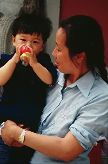 Ein chinesisches Kind mit seiner Mutter in den 1980er Jahren.