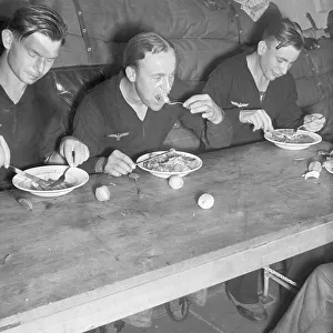Un marin du Kriegsmarine mangeant à bord dun torpilleur en Allemagne dans les années 1940.