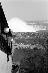 Brucke Stampe: An den Niagarafällen