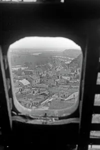 Vue à travers une lucarne sur la ville détruite de Lebus, Allemagne 1949.