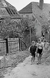 Bambini di un asilo infantile esplorano la città di Lebus, Germania 1949