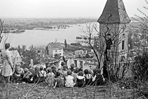 Niños de un jardín infantil haciendo una caminata alrededor del pueblo de Lebus con la iglesia evangélica en el fondo, Alemania 1949.