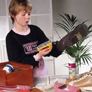 Indoor Prints: Mädchen putzt Schuhe