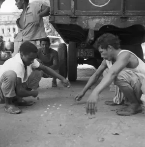 Drucke von Männer am Hafen von Belém, Brasilien 1966: Ein Moment der Ruhe inmitten des geschäftigen Hafengeländes Hanna Seidel Drucke: Männer beim Schachspiel am Hafen von Belém (Pará), Brasilien 1966