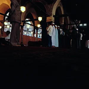 Männer stehen in der Al Azhar Moschee in Kairo in einer Reihe zum Gebet bei einer Trauerfeier vor dessen Sarg